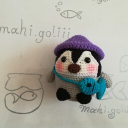 عروسک بافتنی پنگوئن کوچولوی سرمایی با کلاه و کیف ماهی