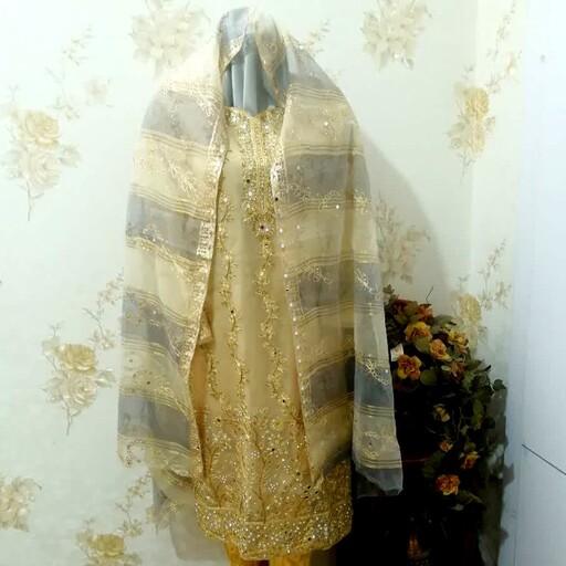 لباس هندی مجلسی، کرم  طلایی ، دوخته شده کامل از سایز 38 تا 44،شامل پیراهن، شلوار و شال بلند مجلسی، جنس حریر ارگانزا