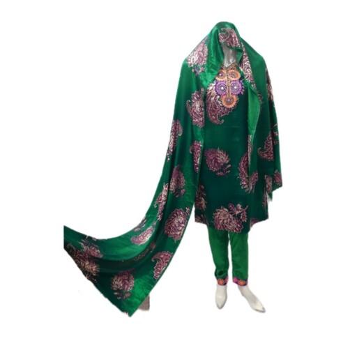 لباس هندی دوخته شده کامل، سه تکه شامل پیراهن، شلوار و شال،  جنس پیراهن ساتن نگینی، شلوار مخمل، سایز 34 تا 38، رنگ سبز