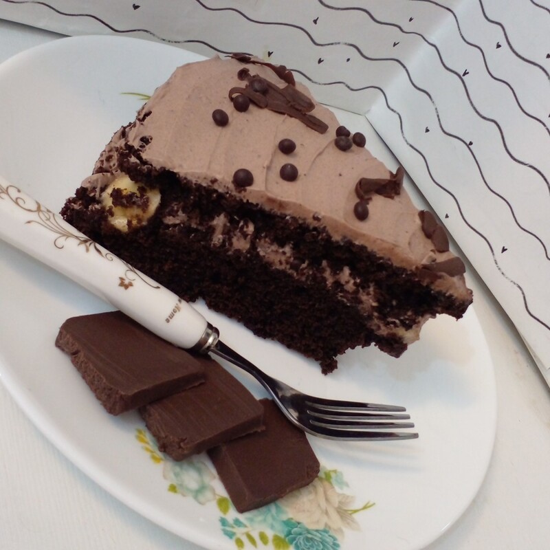 کیک کافیشاپی BBبا خامه شکلاتی و فیلینگ موز و شکلات  ارسال بصورت پس کرایه 
