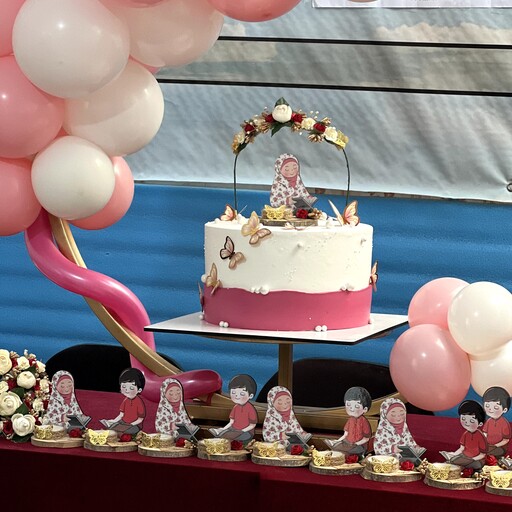 تاپر کیک جشن تکلیف مدل نورا  با چادر سفید و تاج گل 