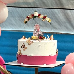 تاپر کیک جشن تکلیف مدل نورا  با چادر سفید و تاج گل 