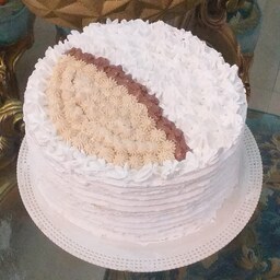 کیک وانیلی خانگی  تولد دو کیلویی با دیزاین دلخواه و فیلینگ موز و گردو و شکلات