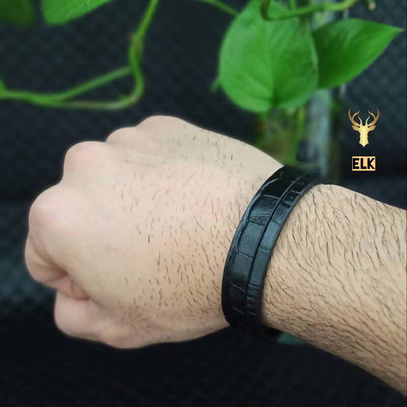 دستبند چرم طبیعی مدل T317 مشکی (ارسال رایگان همراه جعبه چوبی مخصوص هدیه)