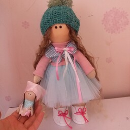 عروسک تمام پارچه ای  دستساز  قد 35 سانتی متی  کفش چرم مصنوعی به همراه عروسک دستی کلاه دستبافت 