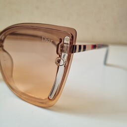 عینک آفتابی زنانه گربه ای برند دیور  لنز یووی 400 فرم کائوچو  رنگ کرم زرشکی صورتی قهوه ای