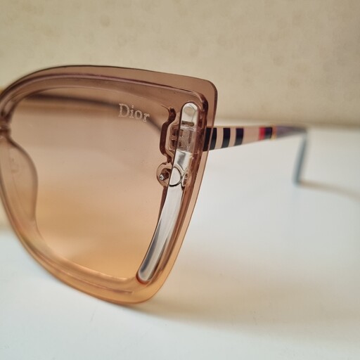عینک آفتابی زنانه گربه ای برند دیور  لنز یووی 400 فرم کائوچو  رنگ کرم زرشکی صورتی قهوه ای