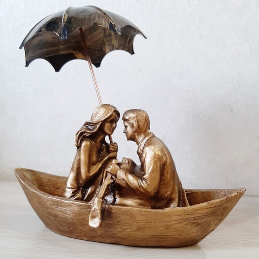 مجسمه دکوری عشق زن و مرد  در قایق طلایی پلی استری
