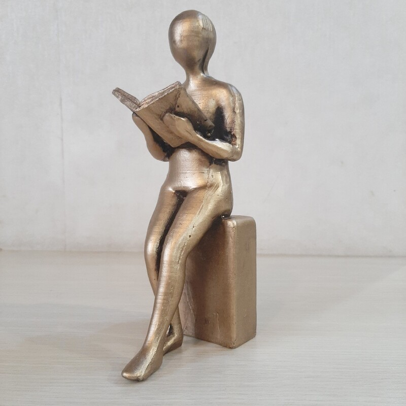 مجسمه  رو میزی دکوری مرد کتاب خوان طلایی رنگ پلی استری