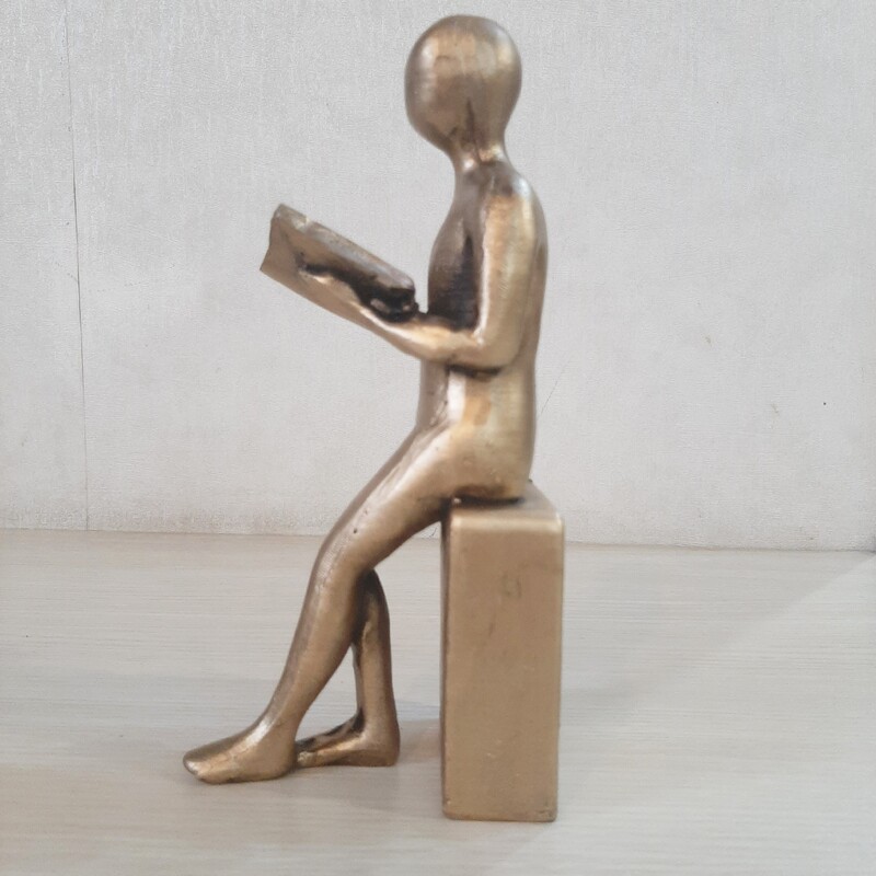 مجسمه  رو میزی دکوری مرد کتاب خوان طلایی رنگ پلی استری