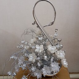 گلدان  قو  گل کریستالی  رز  سفید ساخته شده از گلبرگ های وارداتی و شکوفه های  چهار پر  و تزیینی نقره ای