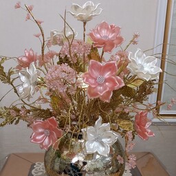 گلدان  گل کریستالی  رز  گلبهی و سفید ساخته شده از گلبرگ های وارداتی براق