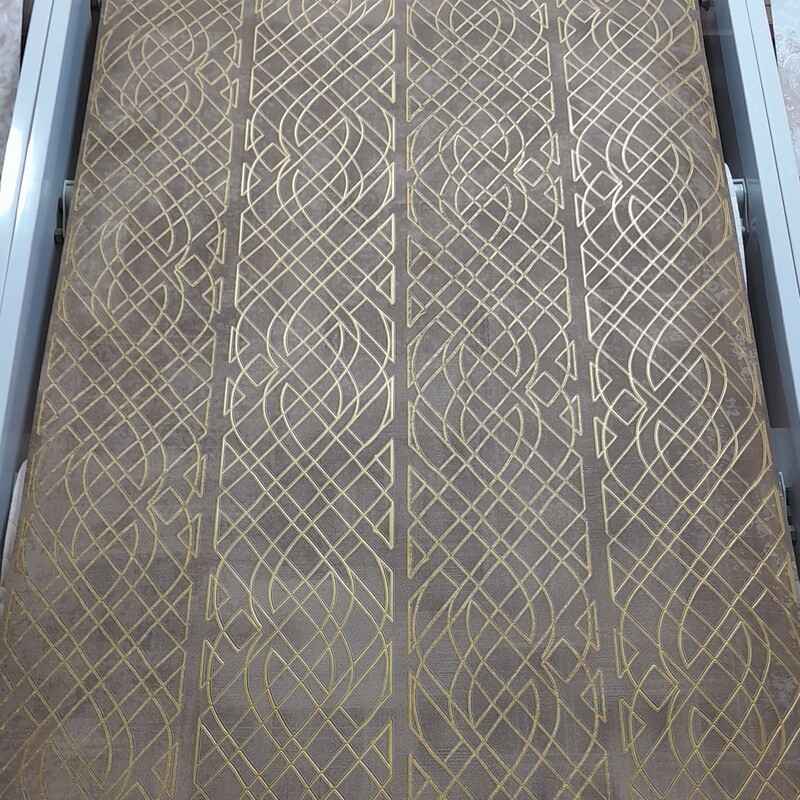 کاغذ دیواری پتینه طرح هندسی اسپرت طلایی رنگ، وارداتی 100 درصد قابل شستشو کد 20137