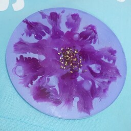 زیر لیوانی رزینی دست ساز قطر 10 سانت طرح گل با زمینه بنفش یاسی