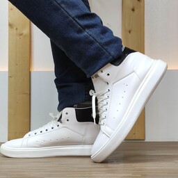 کفش اسپرت کلاسیک ساقدار مردانه مدل مکویین mk رنگ سفید مشکی (40و41و42و43و44)با کیفیت عالی و قیمت استثنایی 