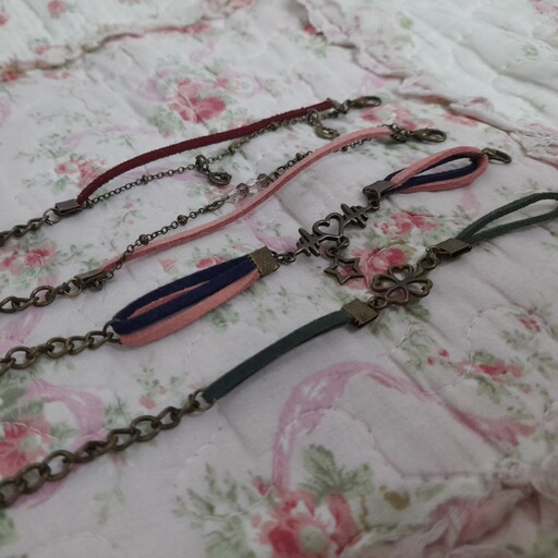 دستبند زنانه و دخترانه  با بند چرمی دارای رنگبندی 