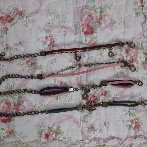 دستبند زنانه و دخترانه  با بند چرمی دارای رنگبندی 