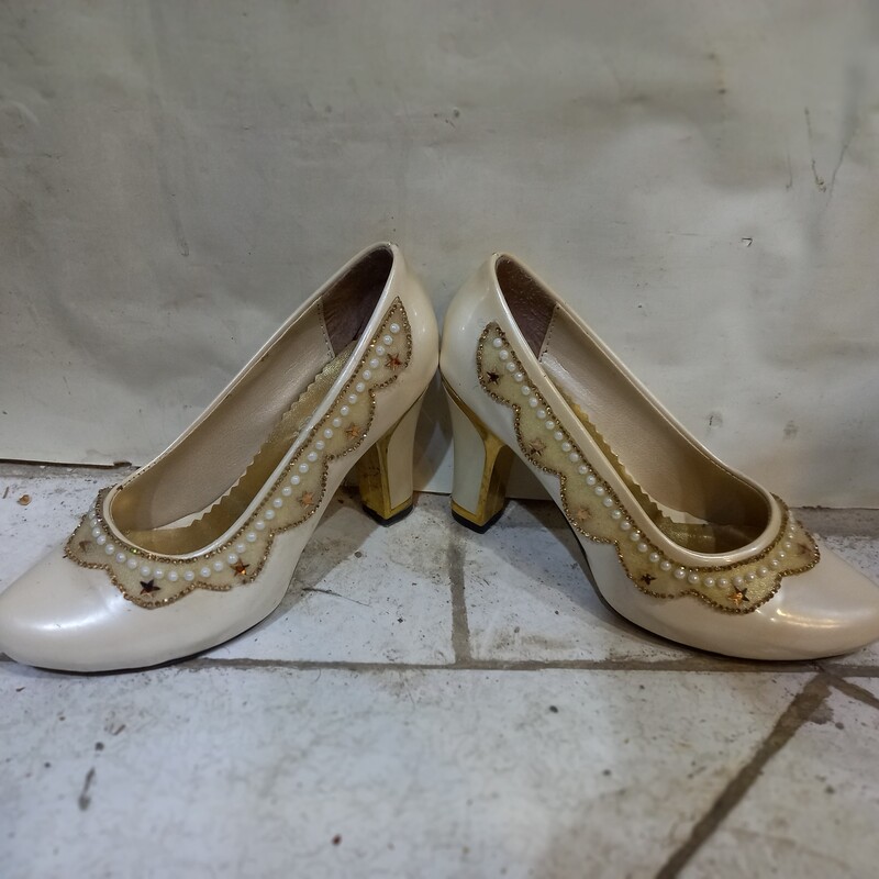 کفش مجلسی زنانه پاشنه دار زیبا و طرح دار  رنگ کرمی و طلایی سایز  37 فقط یک جفت مونده 