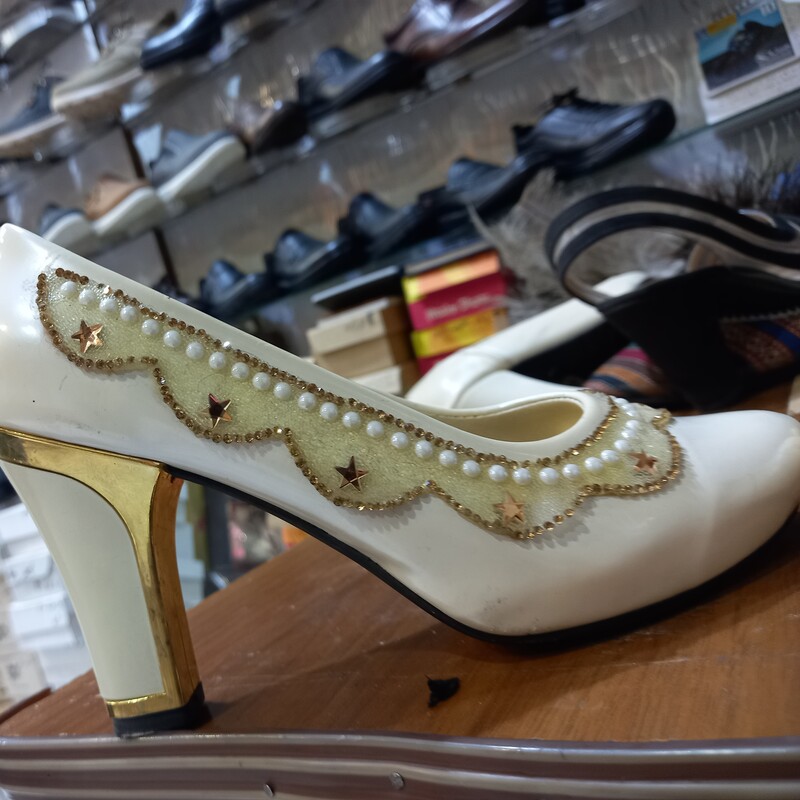 کفش مجلسی زنانه پاشنه دار زیبا و طرح دار  رنگ کرمی و طلایی سایز  37 فقط یک جفت مونده 