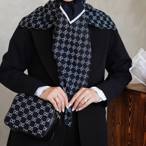 ست کیف و روسری یا شال نخی طرح گوچی سیاه و سفید برند مونتلا 