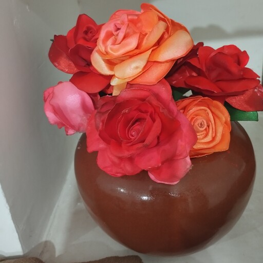 گلدان گل مصنوعی. جنس گلها روبان هستن