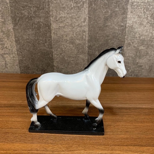 مجسمه اسب کوچک سفید 