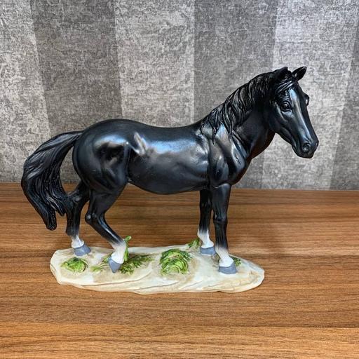 مجسمه اسب مشکی 