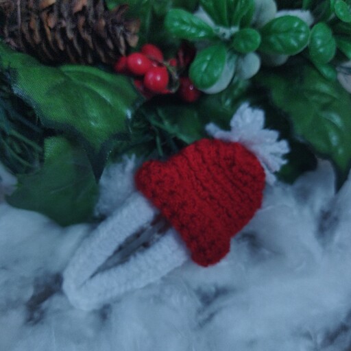 گل سر طرح کلاه زمستانی سفید و قرمز رنگ