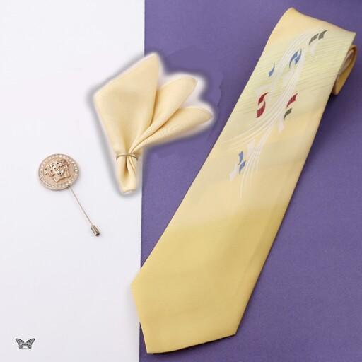 ست کادویی مردانه(هدیه) کراوات(کروات) دستمال جیب  رنگ زرد  و گل کت ورساچ طلایی سایز بزرگسال و 10 سال به بالا