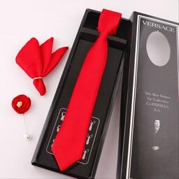 ست کادویی(هدیه)مردانه کراوات دستمال جیب و گل کت(سنجاق کت)رنگ قرمز ساتن آمریکایی درجه یک