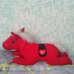 عروسک اسب نشسته قرمز