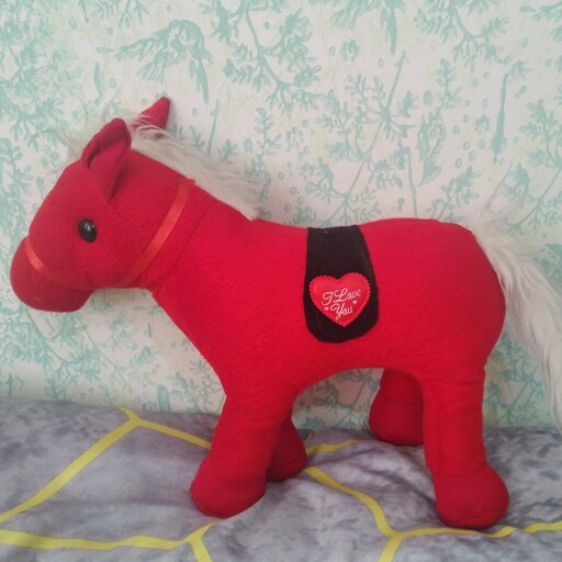 عروسک اسب ایستاده قرمز 