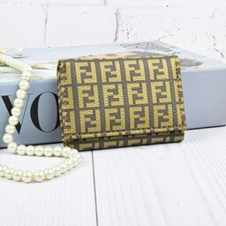 کیف پول زنانه مدل طرح فندی آرمیتاژ دکمه ای رنگ سفید-عسلی-طلایی کد 8700