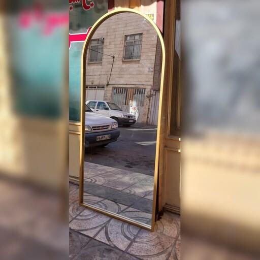 آینه قدی گنبدی فریم فلزی ابعاد 80 در 180 سانتیمتر. هزینه ارسال خارج از مناطق 22گانه شهر تهران با اسنپ و بر عهده مشتریست