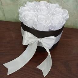 باکس گل رز روبانی رنگ سفید زیبا مناسب هدیه ولنتاین روز مرد روز زن روز معلم