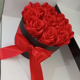 باکس گل رز  روبانی قرمز زیبا مناسب هدیه ولنتاین روز مرد روز زن روز معلم