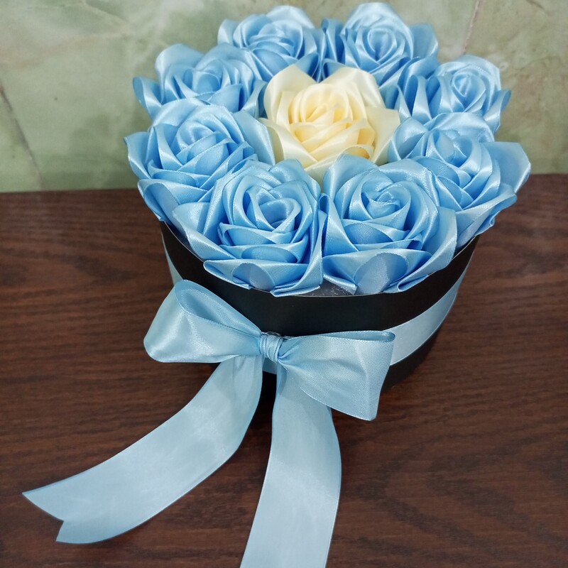 باکس گل رز ربانی زیبا رنگ آبی آسمونی مناسب هدیه ولنتاین روز مرد روز زن روز معلم
