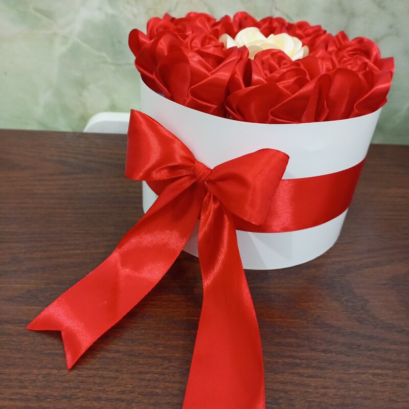 باکس گل رز روبانی زیبا رنگ قرمز باکس سفید ، هدیه ولنتاین روز مرد روز زن روز معلم 