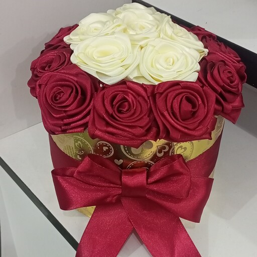 باکس گل زیبا  سایز متوسط هدیه روز  پدر ،معلم روز مادر روز زن ولنتاین با قیمت مناسب