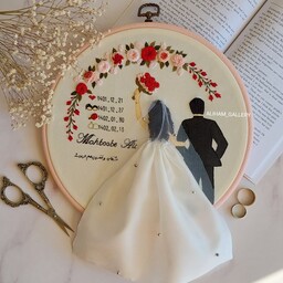 دیوارکوب گلدوزی عروس و داماد با طرح خاص و منحصر بفرد 