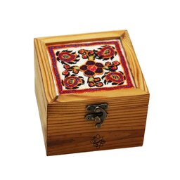 جعبه چوبی پته دوزی عرض 12 سانت طرح مینو سفید (محصول مشترک پته صبا و گروه هنری لنا)