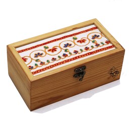 جعبه چوبی پته دوزی طول 25 سانت طرح گلبوته سفید (محصول مشترک پته صبا و گروه هنری لنا)