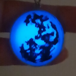 گردنبند ماه شب تاب با نور آبی فیروزه ای درشب همراه با زنجیر چرمی پوست ماری 60 سانتیمتری