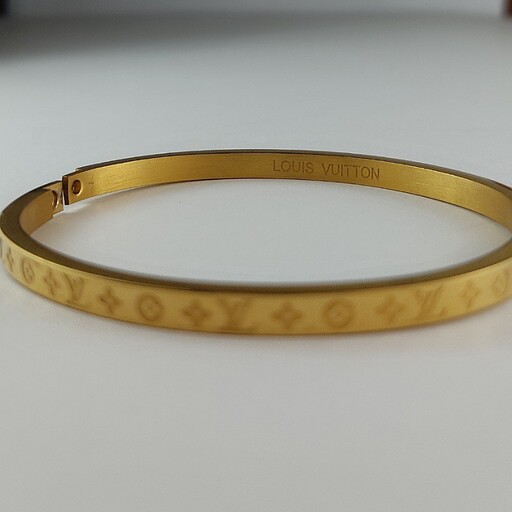 دستبند النگویی طرح لویی ویتون جنس استیل در 3 رنگ طلایی نقره ای و مشکی دارای قفل محکم 