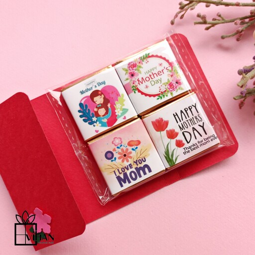 گیفت شکلات چهارتایی تبریک روز مادر همراه با جعبه مقوایی تزئین شده با شکوفه های مقوایی