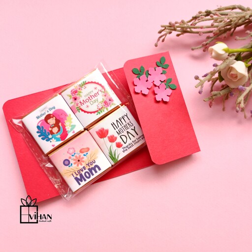گیفت شکلات چهارتایی تبریک روز مادر همراه با جعبه مقوایی تزئین شده با شکوفه های مقوایی