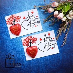 گیفت ولنتاین شکلات قلبی نصب شده بر روی کارت تبریک 