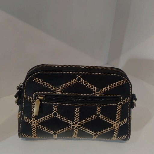 کیف چرم تکه دوزی زیبا دارای یک زیپ در پشت مناسب برای استفاده روزمره