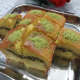 کیک شامی(کیک باقلوا پسته ای)خانگی  فوق العاده تردوخوش عطروبو دارای لایه میانی  مخلوط پودرمغز پسته کال و پودرهل 