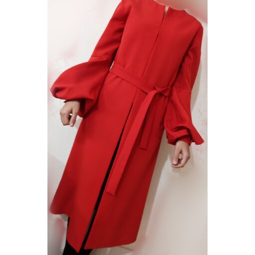 مانتو قرمز بلند آستین مدل دار جلو دکمه مخفی دارای 2جیب دارای کمربند زنانه دخترانه مجلسی پارچه ضد حساسیت باالیاف طبیعی